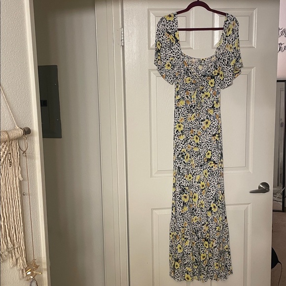 LOVESTITCH 💛🖤 Floral Animal print puff sleeve Maxi dress - Picture 3 of 13